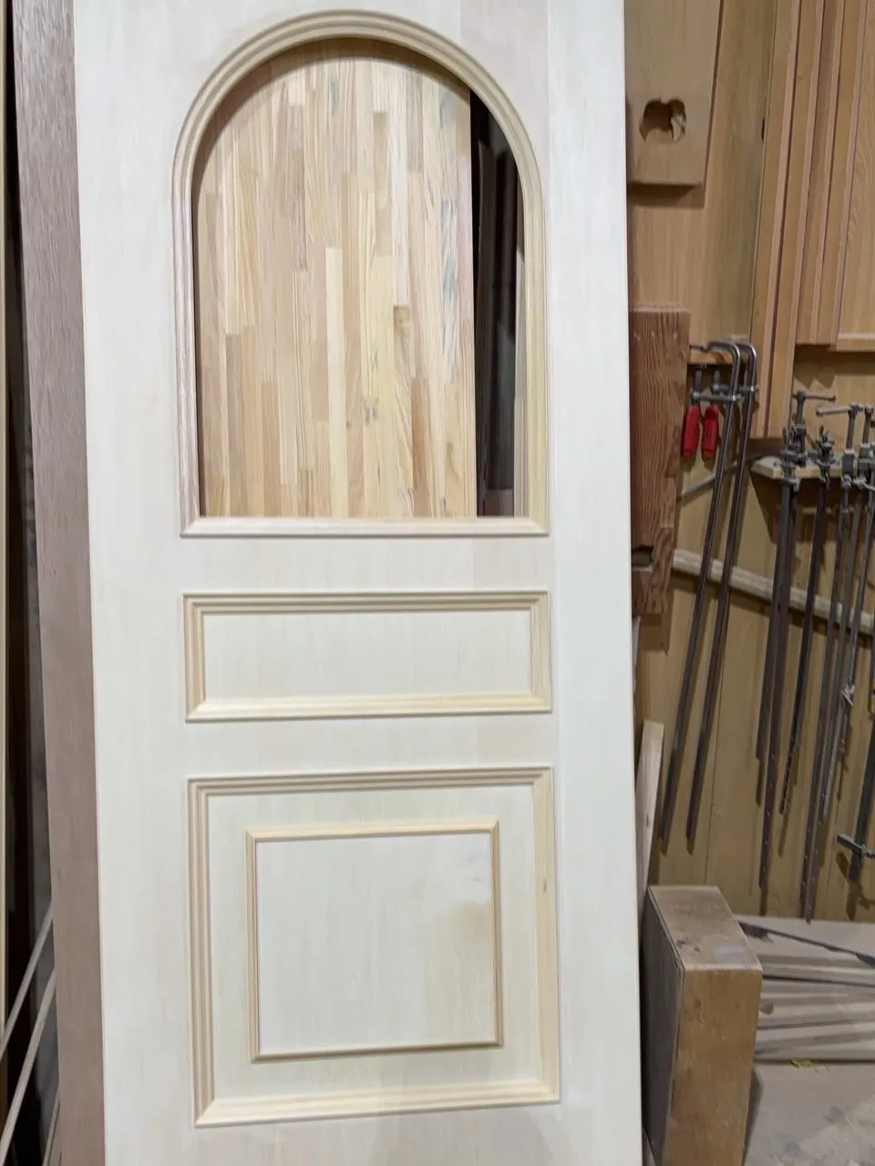 シナ仕上げの装飾建具。